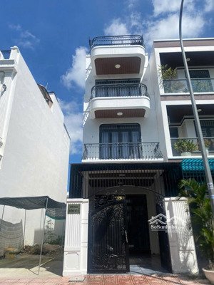 một căn nhà 3 tầng 1 tum có hồ bơi kđt hà quang 2 dt 80m2, đầy đủ nội thất mới tinh, giá 6ty950tr