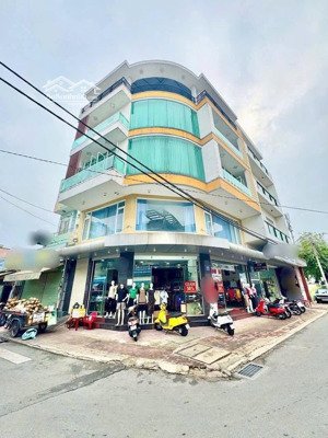 cho thuê tòa nhà căn góc 5 lầu trung tâm chợ thủ dầu một
- góc 2 mặt tiền đường lớn