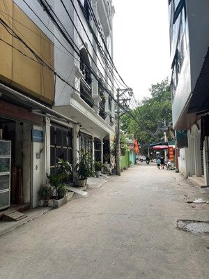 cho thuê nhà sân vườn nhổn cầu diễn dt 80m 4pn đường ô tô tránh giá 10 triệu