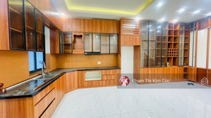 nhà phố 4pn-5wc nội thất cơ bản nhà đẹp mới. vị trí mặt tiền đường 25m view hồ giá 30 triệu/tháng