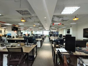 cho thuê văn phòng sẵn nội thất. ngay metro cầu sài gòn. dt: 400m2