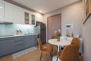 còn duy nhất 01 căn hộ 2 phòng ngủ sẵn hđ thuê diện tích 61m2 hướng mát tại vinhomes green bay