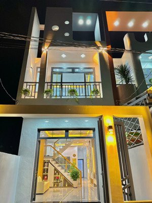 bán gấp nhà shr 95m2 sát chợ hưng long, bình chánh, giá ưu đãi 2,45 tỷ