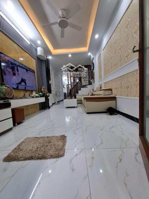 cần bán nhà 50m2 4 tầng 4 ngủ đẹp ở luôn ngay đầu phố nguyễn khoái tặng nội thất chỉ hơn 6 tỷ