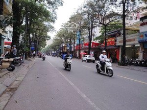 bán nhà mặt phố trung hòa. dt 135, mt 5,7m. xây 6 tầng thang máy. cho thuê giá cao