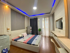 nguyễn văn đừng q5 giá 5 triệu, dvu 150k, nước 100k , điện : 4k
có máy giặt riêng , ban công có