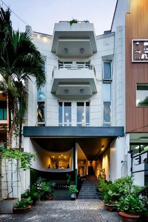 toà nguyên căn thiết kế hiện đại - gần 700m2 sàn - trung tâm phú nhuận - giá tốt