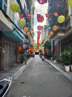 cho thuê tòa căn hộ mini 7 tầng 12 phòng ở ngõ phố quần ngựa đang có dòng tiền sẵn