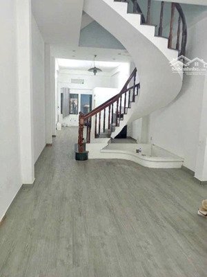 cho thuê nhà nguyên căn 352m2, trệt 3 lầu 4pn, 3wc đường cách mạng tháng 8, quận 3