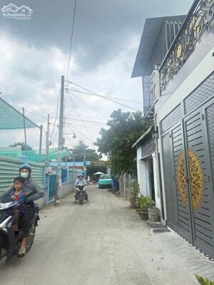 Nhà mới rất đẹp 1 lầu 4mx10m 1 xẹt ngắn đặng thúc vịnh ngay siêu thị coopmart Hóc Môn