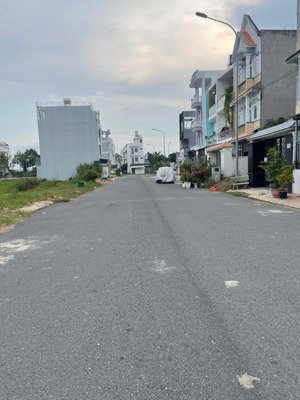 chính chủ cần bán gấp lô đất sát bên trường cấp 3 diện tích 120m2, shr, full thổ cư, giá 2ty8