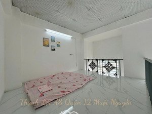 trống 1 phòng duy nhất có cửa sổ thoáng mát, gác cao 2m gần cầu phú long