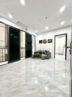 cho thuê căn 1n1k ô tô đỗ cửa, ban công cửa sổ thoáng, đầy đủ nội thất máy giặt riêng
