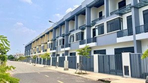 bán nhà phố liền kề nằm trong lòng khu công nghiệp phước đông - kcn lớn tỉnh tây ninh