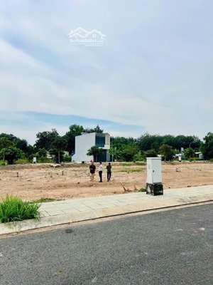 tôi muốn bán lô đất thổ cư gần chợ xã phú hòa đông,90m2 -1ty3 , sổ hồng riêng