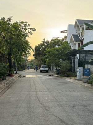 cần bán lô đất 73,5m2 (5.3 x 14m), ngay cổng chào bình dương, dân cư đông, đường nhựa lớn