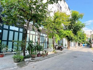 phòng có gác cao - nằm dưới trệt bao thoáng - ngay đh spkt, ngân hàng,... giờ tự do, bảo vệ 24/24