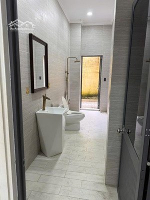 bán căn nhà mặt tiền đường nhựa lớn 121m2, có sân vườn, xây phong cách hiện đại