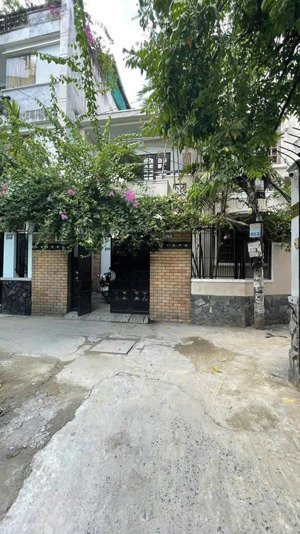 bán biệt thự góc 2 mặt tiền hẻm đường trần quang diệu 10x10m, 3 tầng sẵn nội thất ở, giá 18 tỷ