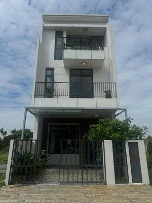 nhà phố với thiết kế hiện đại, giá tốt nhất khu vực bến lức !