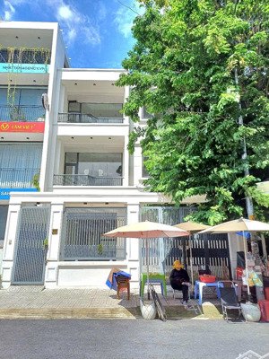 cho thuê nhà mặt tiền kinh doanh quận 2 8x24m dtsd 576m2