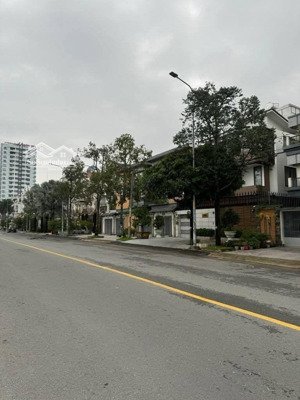 37 tỷ thương lượng, bán biệt thự mặt tiền, 5 tầng, diện tích : ngan 10 mét dài 20 mét.