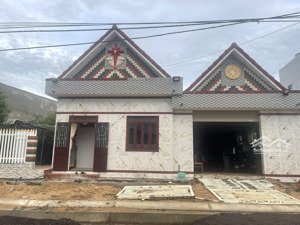 bán nhanh nhà mặt phố đường ven biển đối diện khách sạn dung tạo sân rộng 
