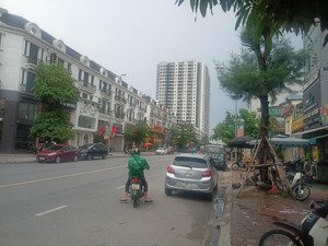 chính chủ cần bán gấp mảnh đất 2 mặt đường tặng căn nhà 8 trung tâm phố. lh zalo)