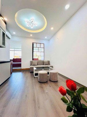 cho thuê căn hộ tầng 4 phố 8.3 quỳnh mai 50m2 2 ngủ