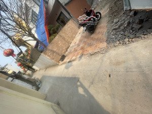 cần bán đất xóm sở,xã vĩnh quỳnh,dt:96m2.mt:5,7m.sđcc. giá đầu tư.lh:0979837292