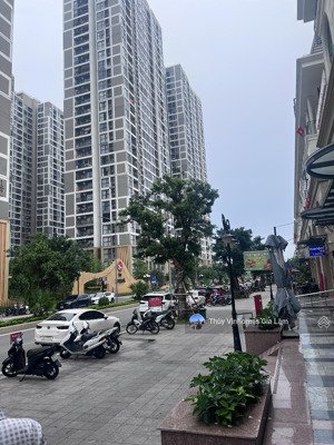 cho thuê shop tmdv vị trí đẹp đối diện cụm chung cư, xung quanh đông đúc, phù hợp làm spa, quán ăn