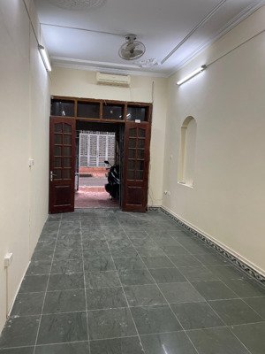 chính chủ cho thuê vănphòng tầng 1 40m2 mặt đường to đô thị định công 
