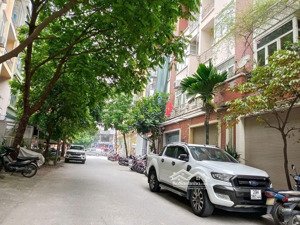 tôi cần bán nhà 5t phố trần phú hà đông, dt 60m2 x mt 5m, vỉa hè, 3 ô tô tránh. giá: 18 tỷ có tl