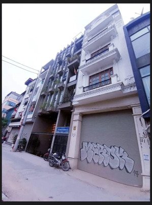 tôi cần bán nhà mặt phố âu cơ diện tích 132m, 7tầng thang máy full nội thất