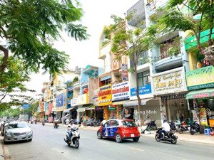 cần bán nhà mặt tiền kinh doanh huỳnh văn bánh, p.11, pn, dt 3,8x10m - 1 trệt 3 lầu - giá 11 tỷ