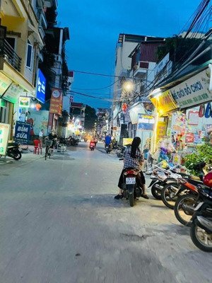 a mình cần bán 69m mt hậu 4,5 đường rộng 4m thông thương kim chung đa-hn