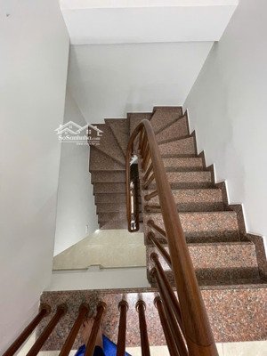 bán nhà mặt ngõ kinh doanh, dân xây, ô tô dỗ cửa thoáng mát sát phố phạm văn đồng.45m2 nhỉnh 10 tỷ