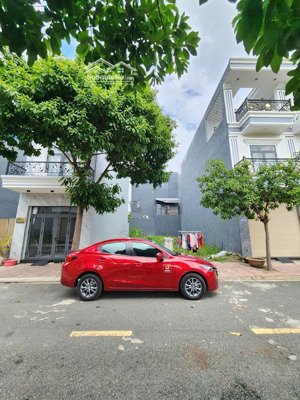 chủ ngộp gửi bán lô đất 80m2/1tỷ750, thổ cư 100%, mặt tiền đường 6m, cách siêu thị go chỉ 500m, shr