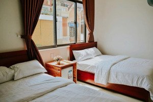 bán tòa 3.5 tầng ngay gần võ văn kiệt 100m2 ngang 5m8 doanh thu 25tr/1th giá rẻ