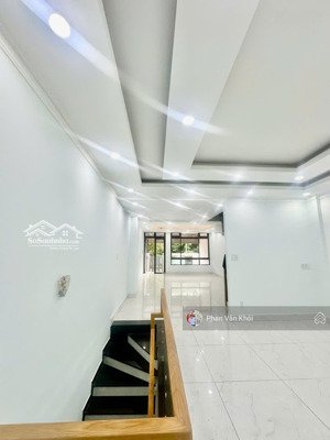 cho thuê nhà nguyên căn đường 20m, dt: 5x22m, nhà 1 hầm 4 lầu gần vietcombank vạn phúc