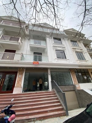 cho thuê tầng 1 - 2 bt thành phố giao lưu phạm văn đồng. dt 170m2 có hầm mt 8m bđs vp giá 34tr/th