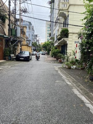 phân lô cán bộ hàng không - khu vip long biên - ngõ thông ô tô - 5 tầng thang máy - nở hậu