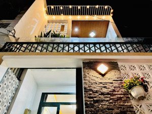 chủ cần bán gấp nhà huỳnh văn bánh, phú nhuận, dt 55m2, giá 2ty2, shr, đang cho thuê 17tr/tháng,