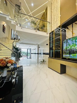 bán nhà siêu phẩm 5 tầng 64m2 ngay emart hẻm xe hơi 7chổ tặng full nội thất sang trọng