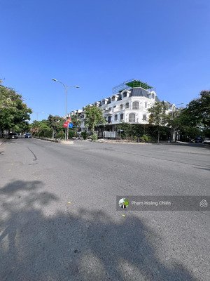 cho thuê nhà phố góc đường 25m, dt 8x20m 1 trệt 3 lầu, giá 35triệu hoàn thiện phù hợp làm văn phòng