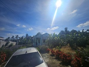 nhà vườn xinh xắn, xung quanh đang mở rộng kcn và khu tái định cư ( đất không dính quy hoạch)