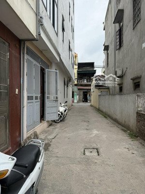 lô góc - sát phố - ô tô đỗ cửa, vào nhà nếu muốn - nhà dân xây cực mới