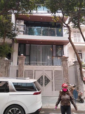phân lô trung hoà - nhân chính _ 130m mặt tiền 7mét xây 6 tầng thang máy xịn, view công viên