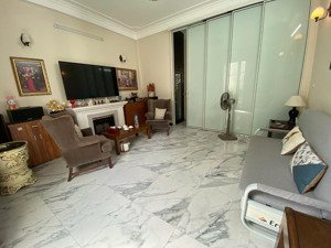 nhà đẹp, thang máy nội thất xịn ngõ thông, ô tô 7 chỗ qua nhà, nở hậu nhẹ gần bệnh viện đức giang!