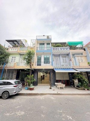 nhà phố kdc toa xe gần vincom550 và chợ xóm vắng dĩ an ( tphcm)